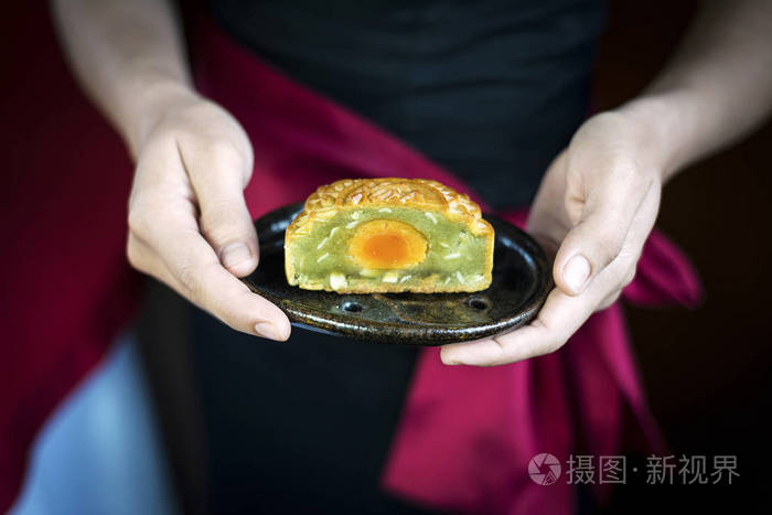 女服务员服务传统中国节日月饼糕点des
