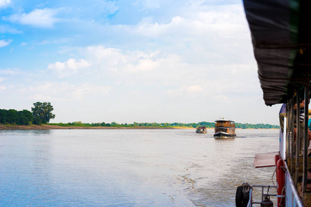 在伊洛瓦底河，曼德勒，缅甸，缅甸的旅游船。复制文本的空间