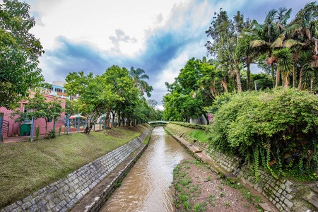 一些矿坑geraisbrazil。 小河