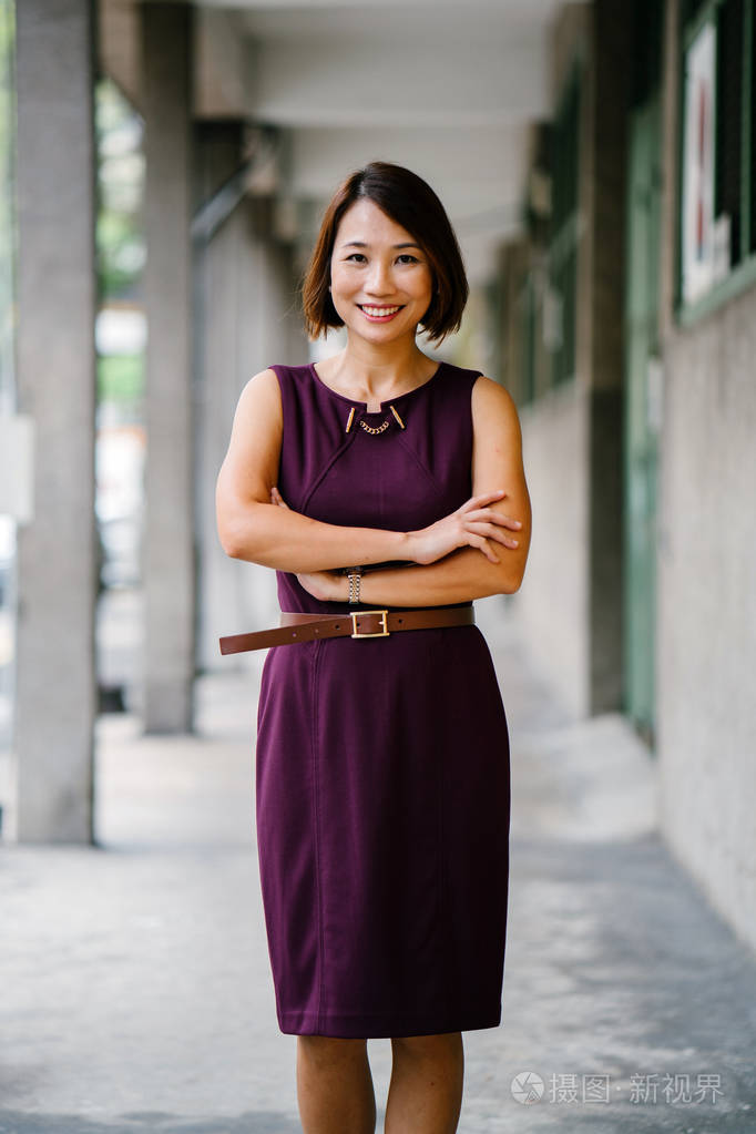 一个中年和迷人的中国亚裔妇女的肖像.她在聪明的休闲