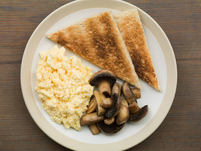 蘑菇炒鸡蛋和烤面包