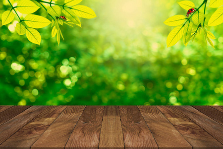 绿色模糊背景棕色木桌