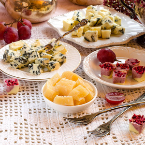 漂亮的餐桌上设置与甜点和奶酪