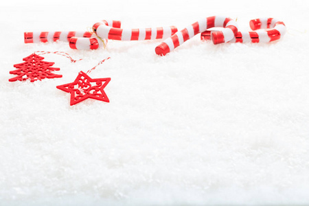 糖果手杖和雪地上的圣诞装饰