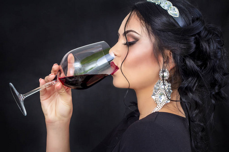 美女女孩喝红酒过夜背景照片