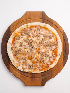 高档比萨配番茄酱, 芝士和金枪鱼, 在木制披萨盘上供应