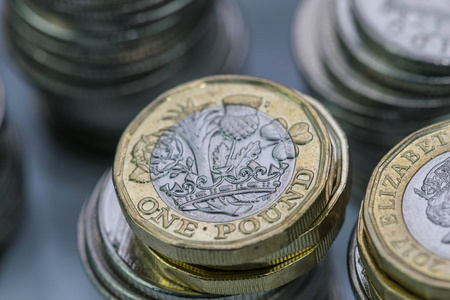 关闭新的英国英镑硬币的焦点照片, 除其他英国硬币