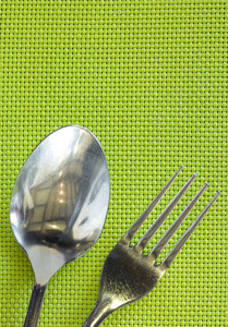 餐桌上的叉子和勺子的顶部视图
