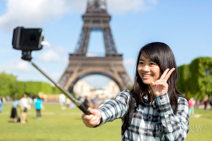 年轻吸引亚洲游客在巴黎以自拍照
