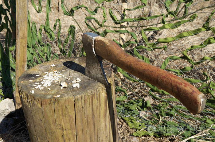 劈柴的斧头