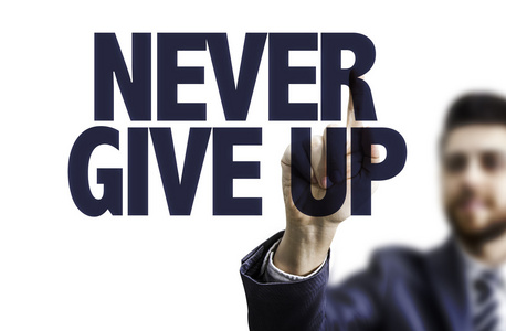 男人手指上的文本照片