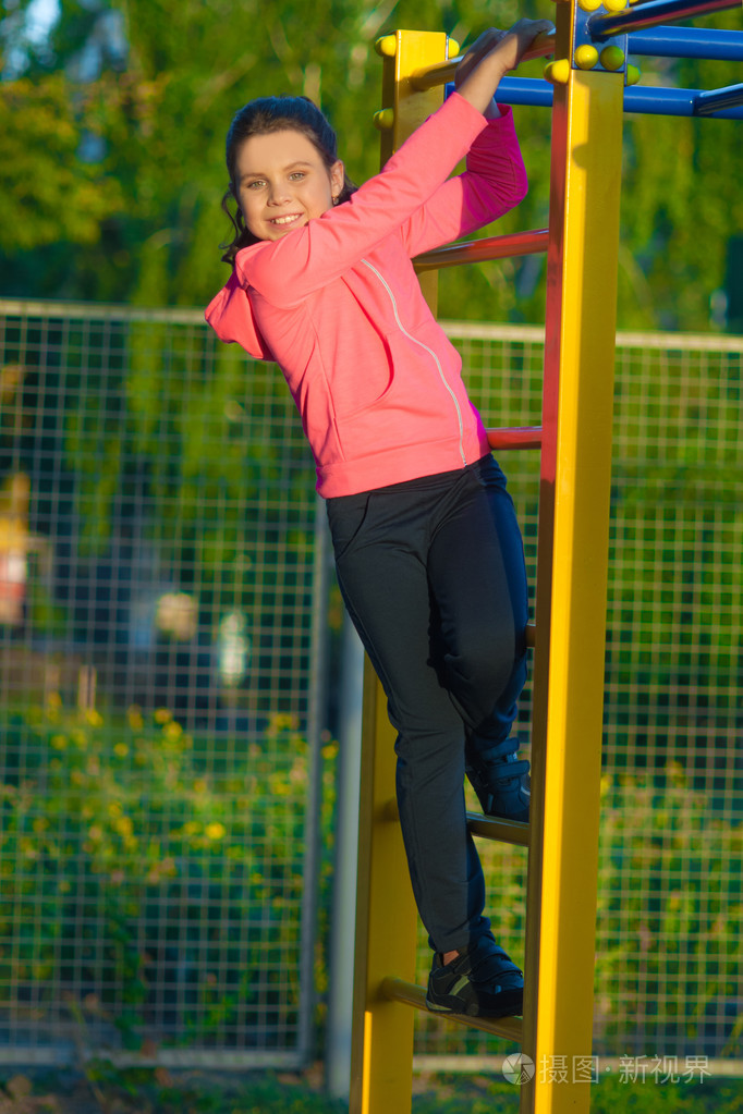 小女孩在操场上运动服