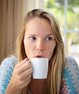 早上在餐厅喝咖啡的女人图片