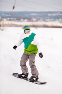 滑雪在高山滑雪。人与健康的生活方式概念