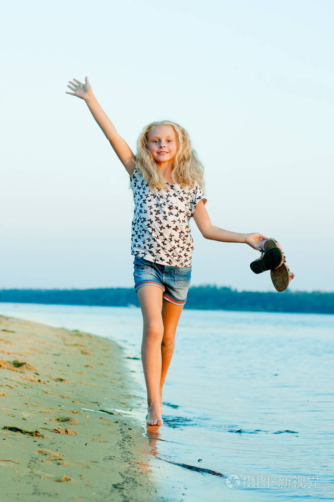 女孩跑水赤脚在沙滩上