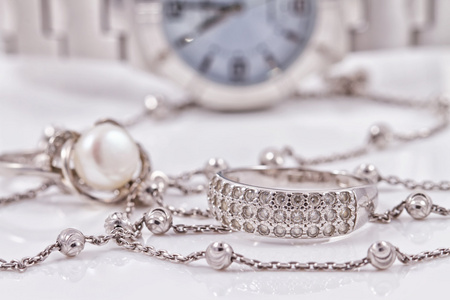 银环和链背景下的手表