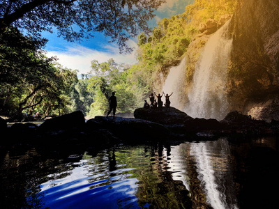 旅行者站在瀑布在考艾国家深林