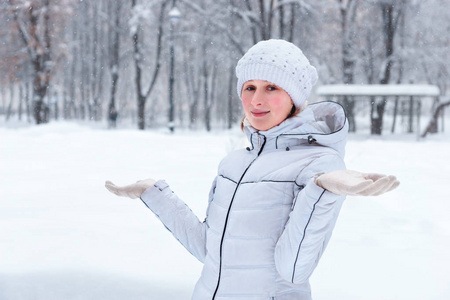 美丽的年轻女子，在冬天的雪