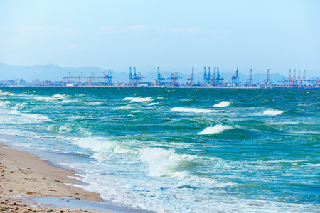 Valencia 海滩的 El 卖家与端口背景