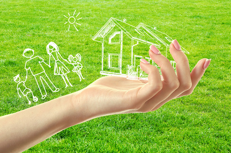 绿色草地背景下幸福家庭的形象照片