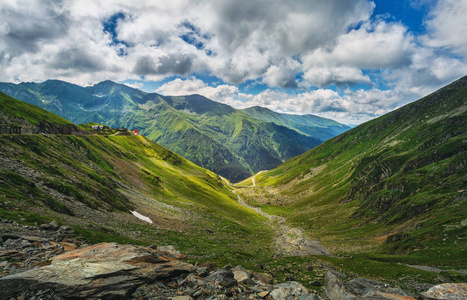 山风景。罗马尼亚的大山。Transfagarasan 路附近的悬崖