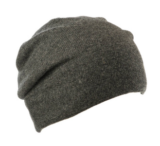 白色背景.knitted.gray 帽子上孤立的帽子