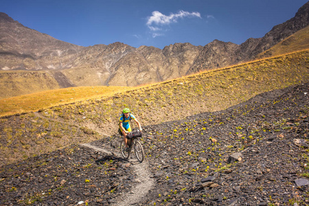 山地车手在 Tusheti 地区的高地旅行