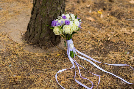 美丽的新娘 bouquetit 位于附近一棵树，美丽的婚礼花束，于秋花