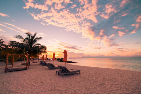 夏天的心情阳光海滩背景概念照片