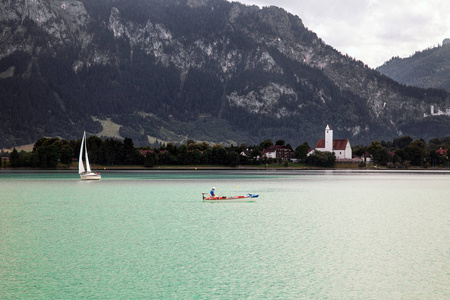 船和德国福尔根湖湖的全景