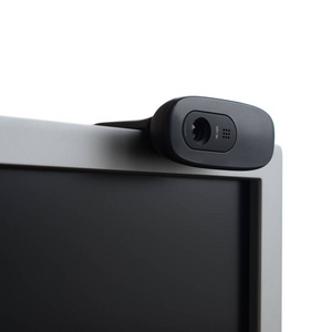 一个现代的网络摄像机安装在一个平面显示器的车身上。高质量视频视频通信与记录装置