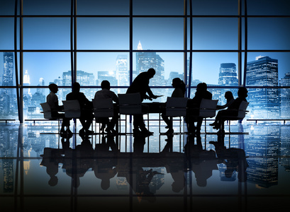 有幽默感的公司商界人士有公司讨论照片