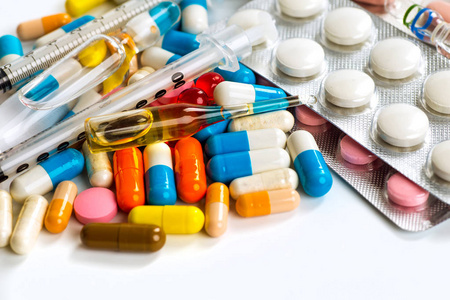 多彩的白色背景上的口服药物照片