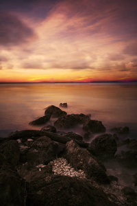 七彩的晚霞，在海滩上的岩石与
