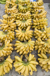 香蕉在食物市场在城市的 Satuek 北部的镇武里 Ram 在伊根在泰国东北部。泰国, 布里兰, 2017年11月
