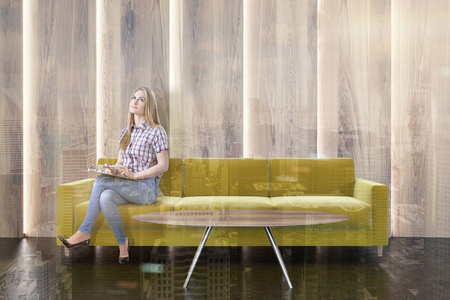 黄色沙发在一个木制起居室, 女人