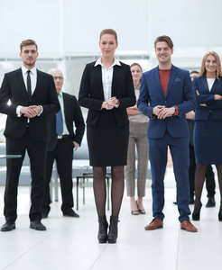 信心十足的商业女人站在他的企业团队前
