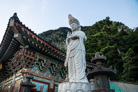 韩国济州岛三浜 Sanbanggulsa 寺和三浜山前的雕像