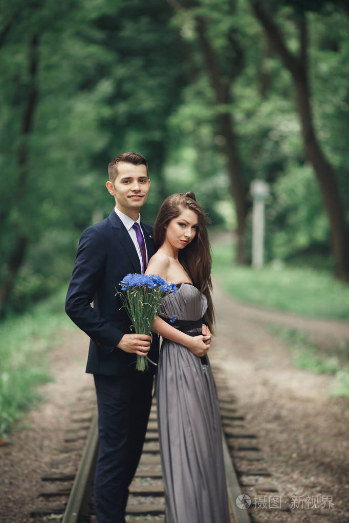 恩爱的夫妻男孩和女孩在美丽的公园里散步