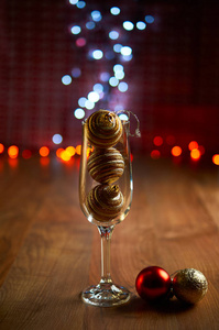 喝杯香槟与圣诞树装饰