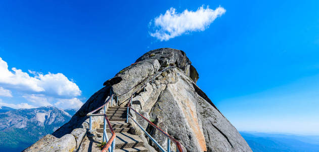 在洛克岩石楼梯上徒步旅行往山顶, 花岗岩圆顶岩石形成在红杉国家公园, 内华达山脉, 加利福尼亚, 美国