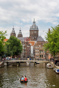 在阿姆斯特丹运河和圣尼古拉教堂