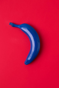 蓝色香蕉在红色背景。食品概念
