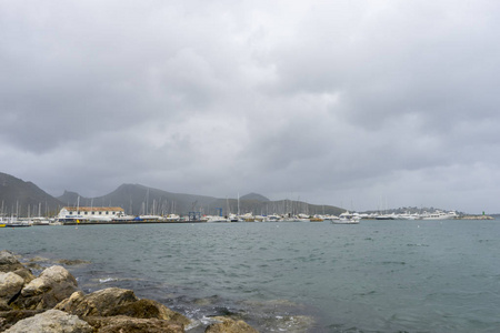 雨在暴风雨的海, 马略卡岛海岛在西班牙