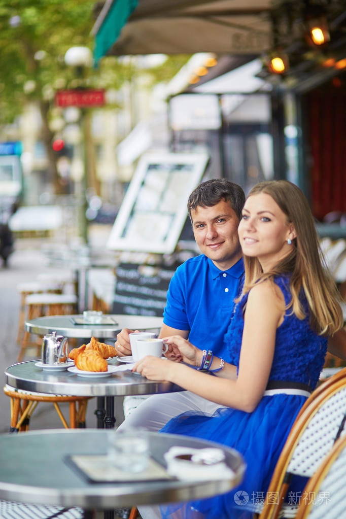 美丽, 年轻夫妇在巴黎的咖啡馆约会