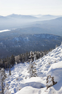 山脉 Zyuratkul。森林和雪堆，冬季景观