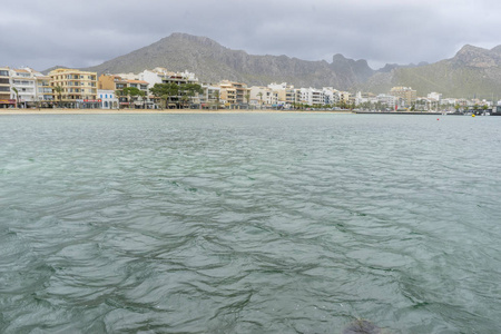 雨在暴风雨的海, 马略卡岛海岛在西班牙