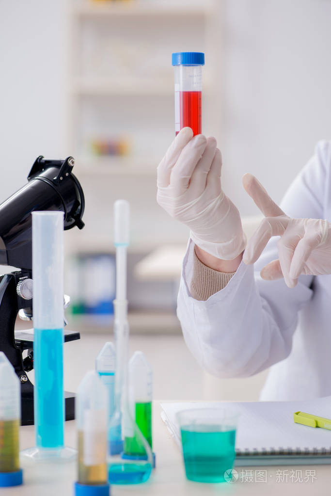 在实验室检查血液样本的女医生