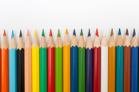 彩色铅笔在白色背景上孤立关门图片