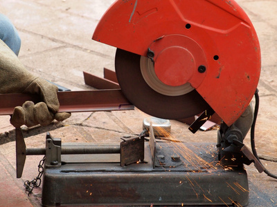 金属锯关门金属锯关门男人的手割破了金属管手锯带锯床切割金属棒工具